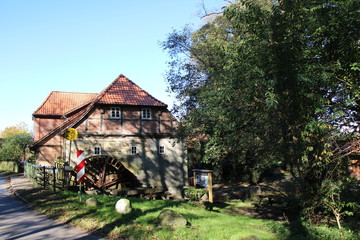 Fototapeta na wymiar Wassermühle in Laderholz