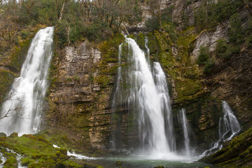 Obraz premium Wodospady w skalistym i dzikim krajobrazie