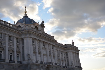Fototapeta na wymiar Palacio Real de Madrid al atardecer