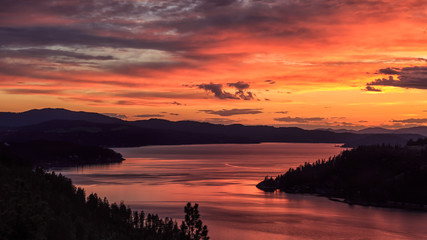 Fototapeta na wymiar Sunset over Lake Coeur d'Alene