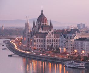 Fototapeta na wymiar Gentle pink dawn over the building of the parliament in Budapest, Hungary