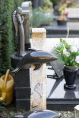 Delphin auf einem Grabstein