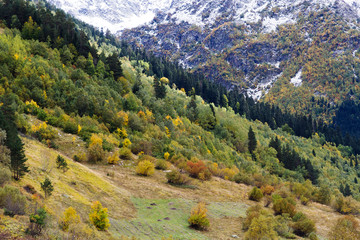 Fototapeta na wymiar Mountains autumn snow