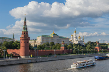 Obraz premium View of Moscow Kremlin, historical and touristic landscape on the bank of Moscva river