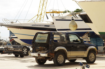 Zniszczony samochód terenowy © Patdrig Torc