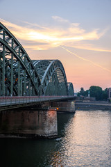 Obraz premium Sonnenaufgang über der Hohenzollernbrücke in Köln