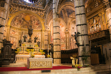 Splendido altare della cattedrale di Siena in Toscana, Italia