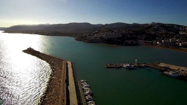 Pe&ntilde;iscola desde el aire. Pe&ntilde;&iacute;scola ​ es un municipio de la Comunidad Valenciana, Espa&ntilde;a,