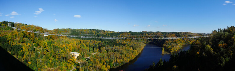 Hängebrücke für Fußgänger im Gebirge