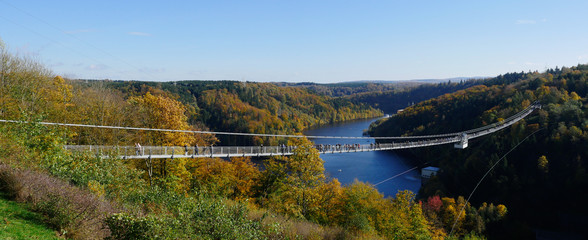 Hängebrücke für Fußgänger im Gebirge