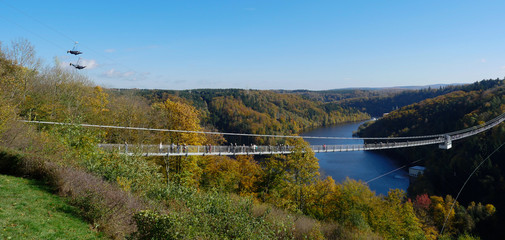 Fototapeta premium Hängebrücke für Fußgänger im Gebirge