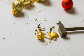 Zerbrochene Weihnachtskugel mit Hammer - Null Bock auf Weihnachten