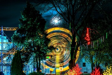 Obraz premium Night cityscape and illumination in an amusement park