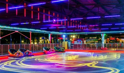 Papier Peint photo autocollant Parc dattractions Paysage urbain de nuit et illumination dans un parc d& 39 attractions