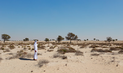 Fototapeta na wymiar Arab man in desert