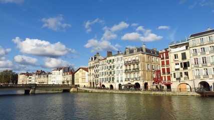 Fototapeta na wymiar Bayonne, vue sur la Nive et le quai Galuperie (France)