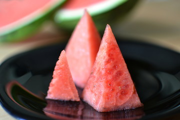 geschnittene Melone auf schwarzem Teller