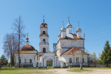 Fototapeta na wymiar Ancient orthodox churches on a sunny spring day. Dmitry Solunsky's Pogost in the Ivanovo Region