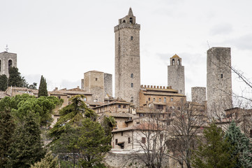 Fototapeta na wymiar San Gimignano, Siena, Italia - San Gimignano is a small walled medieval hill town. Known as the Town of Fine Towers, famous and unique for a dozen of tower houses, 