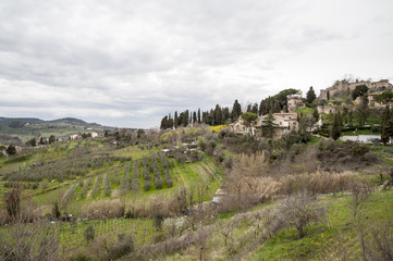 Fototapeta premium San Gimignano, Siena, Italia - San Gimignano is a small walled medieval hill town. Known as the Town of Fine Towers, famous and unique for a dozen of tower houses, 