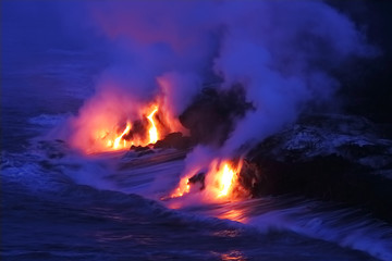 La lave coule du volcan Kilauea