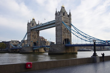Fototapeta na wymiar The Tower bridge on a sunny morning