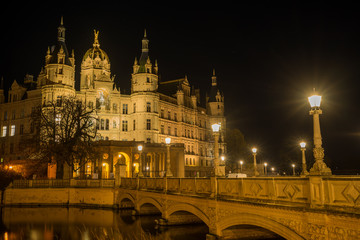 Fototapeta na wymiar Das Schweriner Schloß bei Nacht