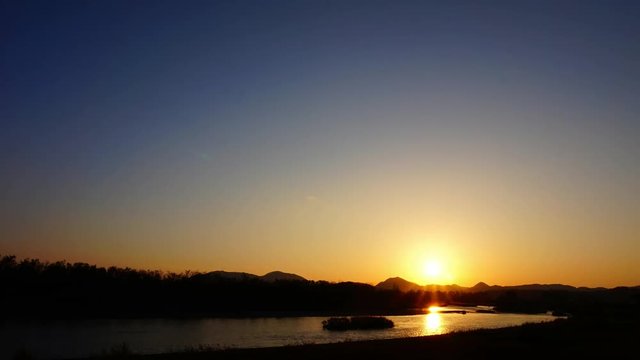 タイムラプス　夕焼け　川　4k