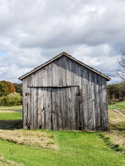 Obraz premium Weathered old barn on country hillside