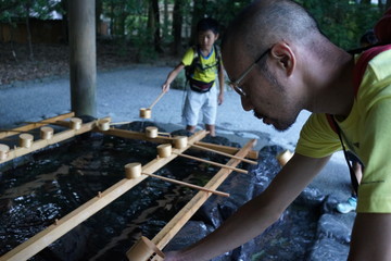 手水舎 　清める　男性　お清め　神社　柄杓 　水　ゆらぎ　鳥居