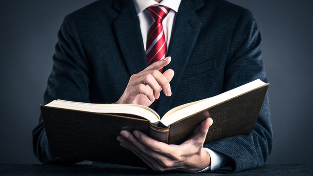 ビジネスマンと本 スタジオ撮影