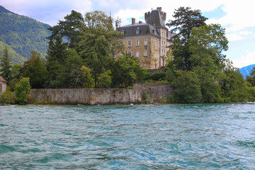 Chateau au bord du lac d'Annecy