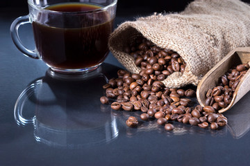 Горячий кофе в чашке и кофе в зёрнах.Макро.