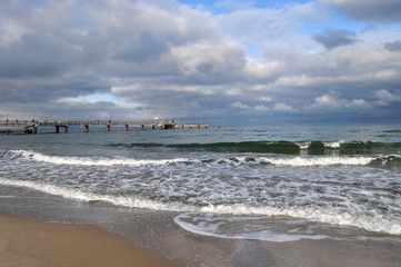 Brandung im Winter, Seebrücke am Nordstrand, Göhren auf Rügen