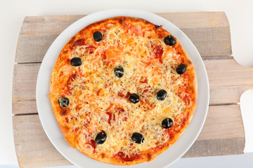 Pizza mit Oliven und Salami