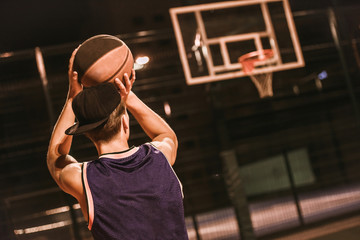 Stylish basketball player - obrazy, fototapety, plakaty