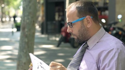 05_businessman_documents_eat_sandwich_bench_city_R_HD.mov
Young businessman eating sandwich working with documents on bench in city
 - Powered by Adobe