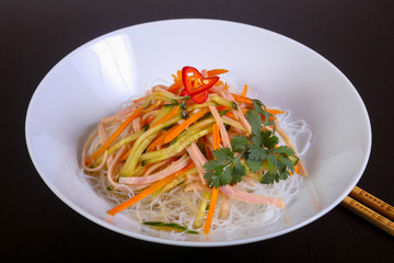 Salad vith noodle and vegetables