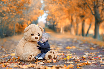 mit dem Teddybär im Park