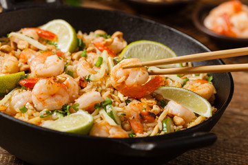 Fried rice with shrimp in Thai.