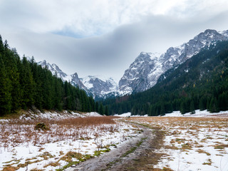 Malowniczy g&oacute;rski krajobraz Tatr widziany w listopadowy dzień