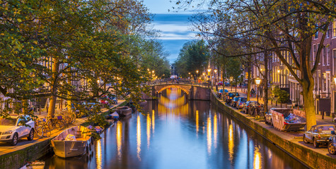 Kanal in Amsterdam am Abend, Holland in den Niederlanden