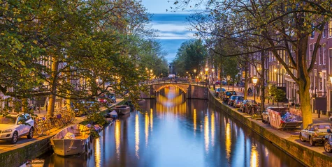 Poster Im Rahmen Kanal in Amsterdam am Abend, Holland in den Niederlanden © FredP