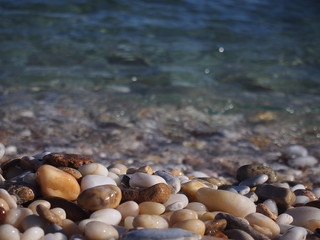 Kamienista plaża na greckiej wyspie Thassos