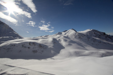 Obraz premium a view of white snow on a mountain