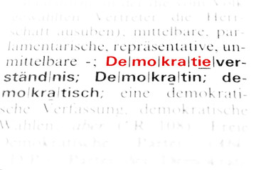 Das Wort Demokratie in einem Buch