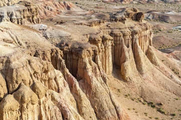 "Tsagan Suvraga" oder "White Stupa", eine Felsformation in der W&uuml;ste Gobi, Mongolei