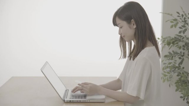 フィンテック、オンライン決済、ノートパソコン、スマートフォン、女性、モバイル決済, 4k, uhd, log, s-log2, 