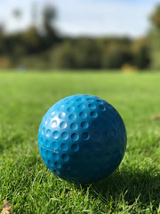 Abschlag auf dem Golfplatz