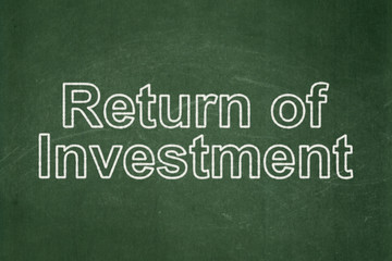 Obraz premium Finance concept: text Return of Investment on Green chalkboard background